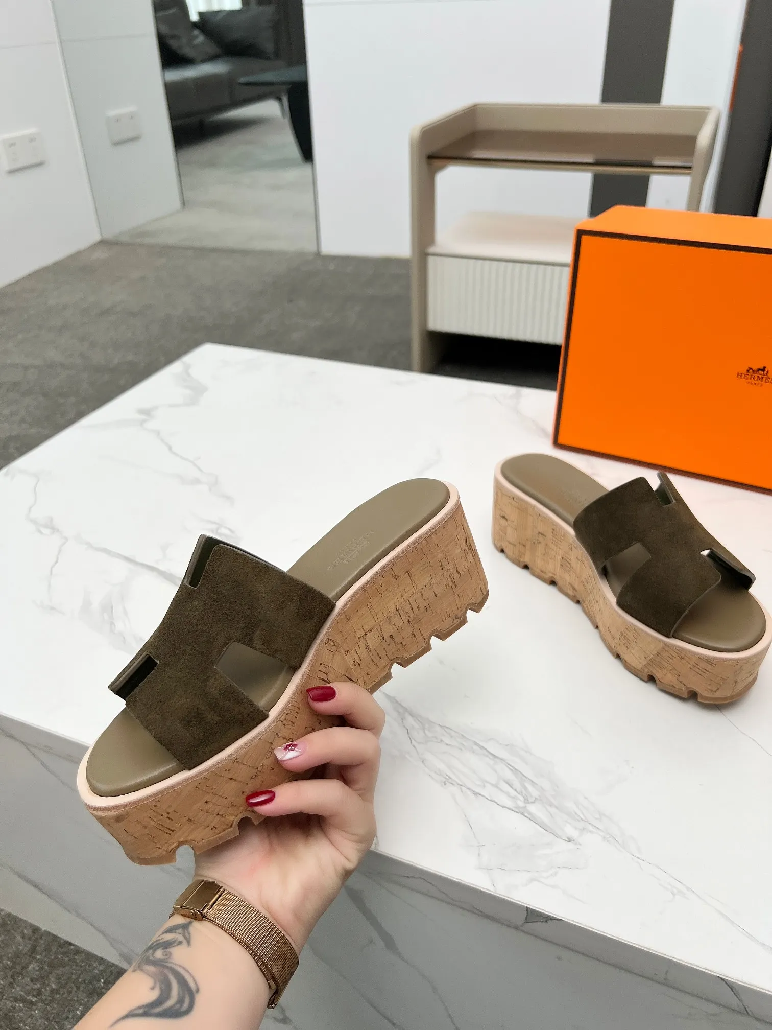 👟👟Ex-factory price 400👟👟 Hermès, upgraded version and workmanship materials. Hermes®🔴The highest version of handmade shoes on the market✨✨ Top product Hermès platform shoes🐎——————————The new model in early spring is the same as the original version, handmade by masters! ❥High-end customization, exclusive products, the highest version in the industry⚠❥Using: Hermers upper: Italian imported cowhide + sheepskin lining (pursuing top walking comfort) ✨～～〰〰〰〰❥ Packing: full set of original packaging━━━━Hermes━━━━━ size: 35-41 (42) customized and non-returnable)